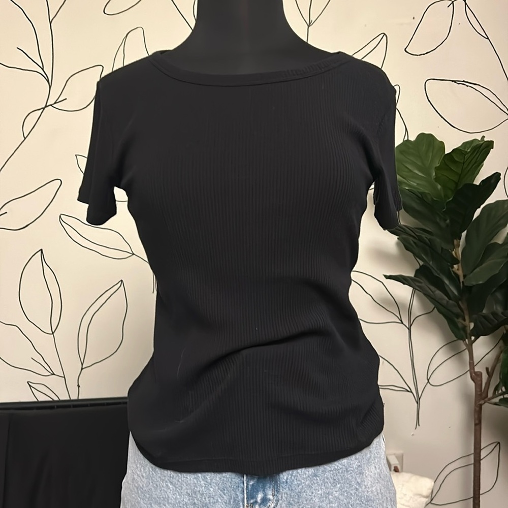 Ribbed Black Tee